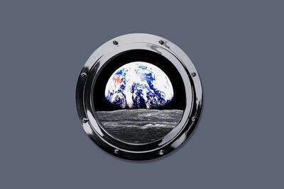  ایستگاه بعد، «ماه»