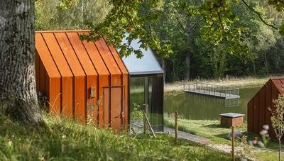  ترکیب جذاب بتن، چوب و فولاد کورتن؛ معماری مینیمال برای زندگی در قلب طبیعت (+عکس)