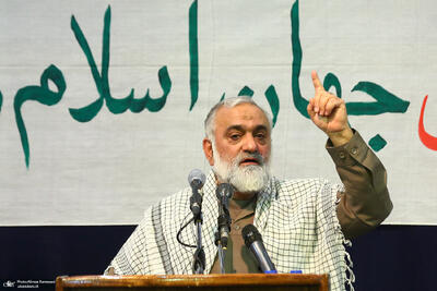  سردار نقدی: نظام سلطه در مسیر فروپاشی است/ امروز اقتصاد آمریکا گرفتار ۳۸ هزار میلیارد دلار بدهی است و هر سال حدود سه هزار میلیارد دلار به آن افزوده می‌شود/ به‌زودی کل درآمد آن کشور باید صرف بدهی شود/ ۴۷ میلیون کودک آمریکایی به غذای کافی دسترسی ندارند