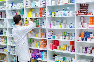  هشدار درباره بحران نقدینگی در زنجیره تأمین دارو/  قفسه‌های دارو در حال خالی‌شدن