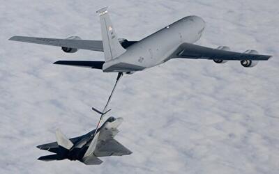 مکالمه‌ رادیویی خودمانی خلبان جنگنده و خدمه‌ سوخت‌ رسان وسط آسمان