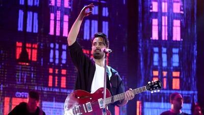  فیلم آواز خواین شاد / سهراب پاکزاد با دختر چشم ابرو مشکی چه دلی برد / همه همراهی میکنن