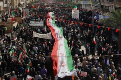  این خانم با لباس ارتشی در راهپیمایی 22 بهمن سوژه عکاس‌ها شد + تصویر