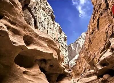  هنر طبیعت در قشم؛ تنگه چاکاویر و سنگ‌نگاره‌های باد و آب