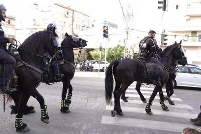  شورش در بنی‌ باراک / دو زن شهر را به آشوب کشیدند / سوزاندن وسایل نقلیه نظامیان و فرار نیرو‌های ارتش