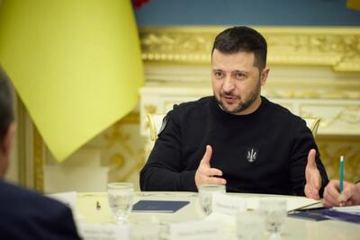  زلنسکی: این منصفانه نیست که ترامپ از اوکراین بخواهد برای صلح امتیاز بدهد، نه روسیه/ شاید برای رئیس‌جمهور آمریکا فشار آوردن به کشور ما آسان‌تر باشد، اما راه ایجاد صلح اعطای پیروزی به پوتین نیست/ اوکراینی‌ها نمی‌توانند درک کنند که چرا از آن‌ها خواسته می‌شود زمین‌های بیشتری را واگذار کنند؛ دونباس بخشی از کشور ما است، این شهروندان، پرچم، سرزمین