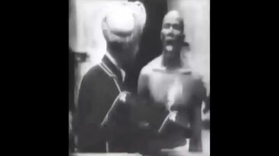  تصویری قدیمی از چانه زنی و معامله یک برده سیاه پوست در عمان