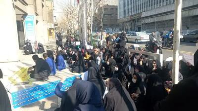  اعتراض کارنامه‌ سبزها مقابل وزارت آموزش و پرورش/ از بازنشستگان به جای نیروهای جوان استفاده نکنید!