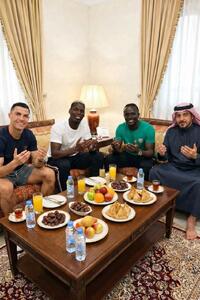  تصویر: رونالدو سر سفره افطار