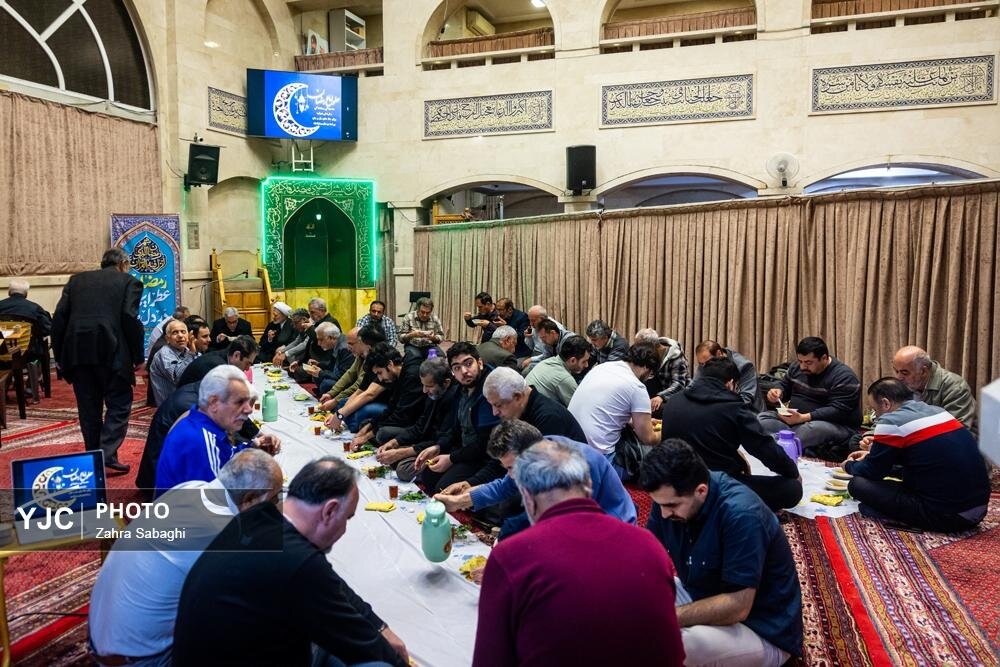 حال و هوای اولین افطاری ماه رمضان ۱۴۰۴ در مسجدالرضا