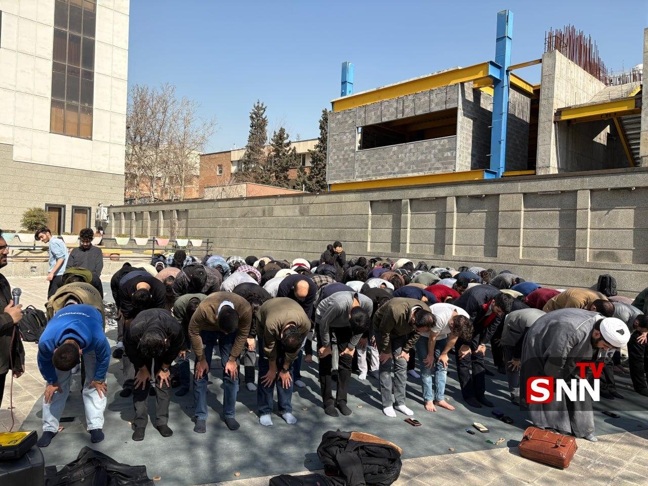 اقامه نماز دانشجویان دانشگاه تهران پس از برگزاری مراسم عزاداری + عکس
