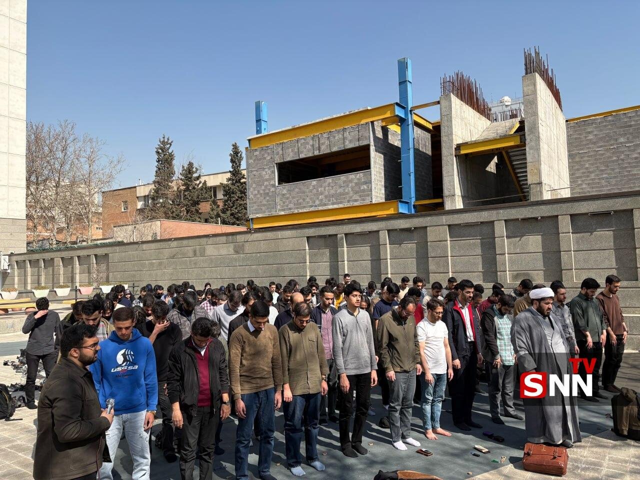 اقامه نماز دانشجویان دانشگاه تهران پس از برگزاری مراسم عزاداری + عکس