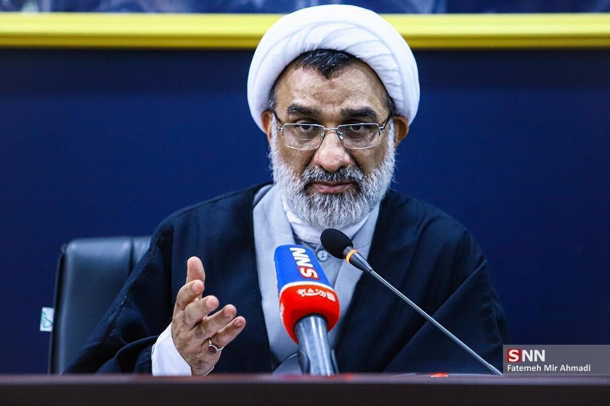 بازدید دبیر شورای عالی انقلاب فرهنگی از غرفه «مسجد، پایگاه قرآن»/کارکردهای متنوع مسجد را به نسل جوان معرفی کنیم