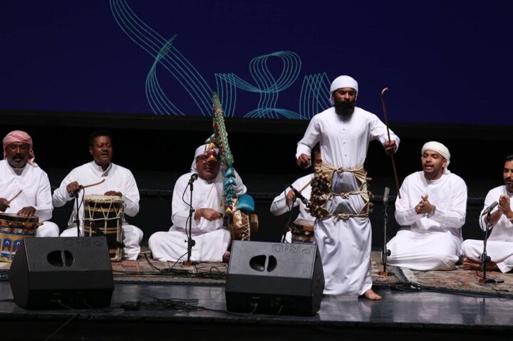 برگزاری کنسرت، عادی‌سازی نیست/ هنرمند با ساز و آوازش انتقاد کند