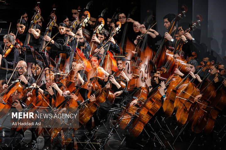 برگزاری کنسرت، عادی‌سازی نیست/ هنرمند با ساز و آوازش انتقاد کند