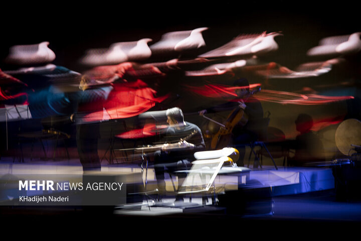 برگزاری کنسرت، عادی‌سازی نیست/ هنرمند با ساز و آوازش انتقاد کند